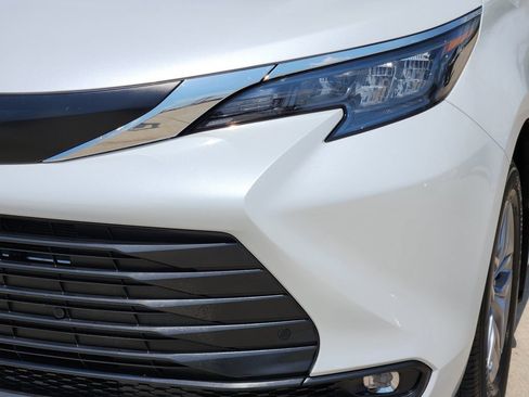 Used 2026 Toyota Sienna XLE FWD image 10