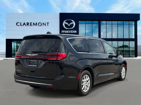 Used 2023 Chrysler Pacifica Touring-L image 5