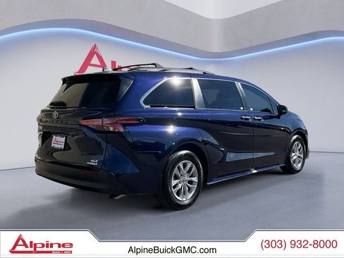 Used 2022 Toyota Sienna XLE image 5