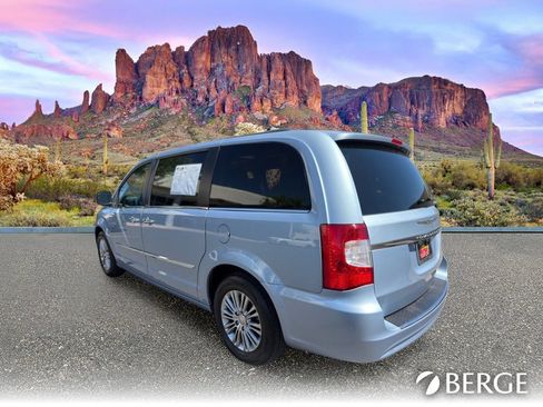 Used 2013 Chrysler Town & Country Touring-L w/ Driver Convenience Group FWD image 4