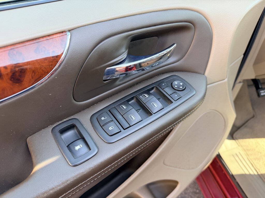 Used 2013 Chrysler Town & Country Touring-L w/ Driver Convenience Group FWD image 11
