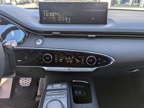 Used 2023 Genesis GV70 2.5T w/ Sport Prestige Package image 19