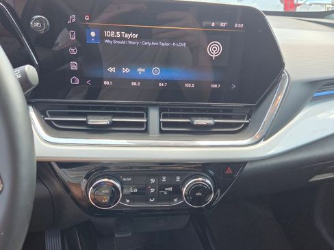 Used 2025 Chevrolet Trax LT w/ LT Convenience Package FWD image 20