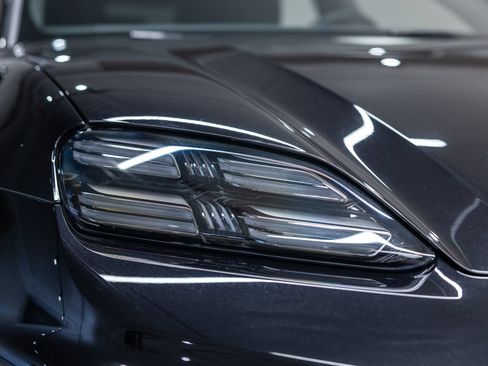 Certified 2025 Porsche Macan Electric RWD image 8