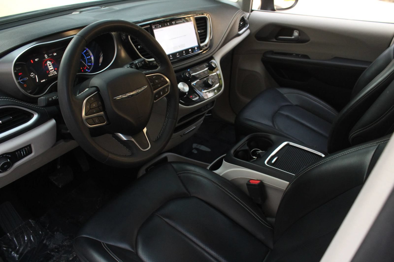 Used 2023 Chrysler Pacifica Touring-L FWD image 14