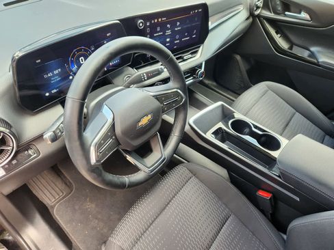 Used 2025 Chevrolet Equinox LT w/ Safety and Technology Package image 2