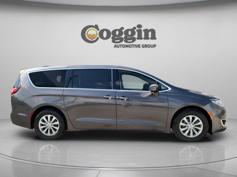 Used 2019 Chrysler Pacifica Touring Plus image 7