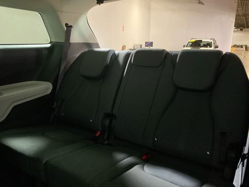 Used 2024 Kia Carnival LX image 31