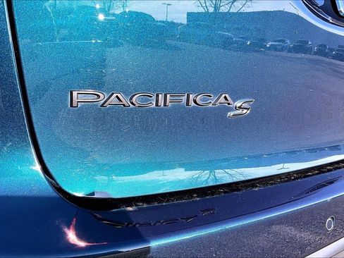 Used 2025 Chrysler Pacifica Limited image 24