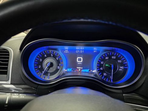 Used 2018 Chrysler 300 Touring L AWD/4WD image 22
