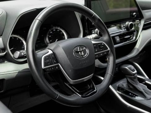 Used 2023 Toyota Highlander XSE FWD image 5