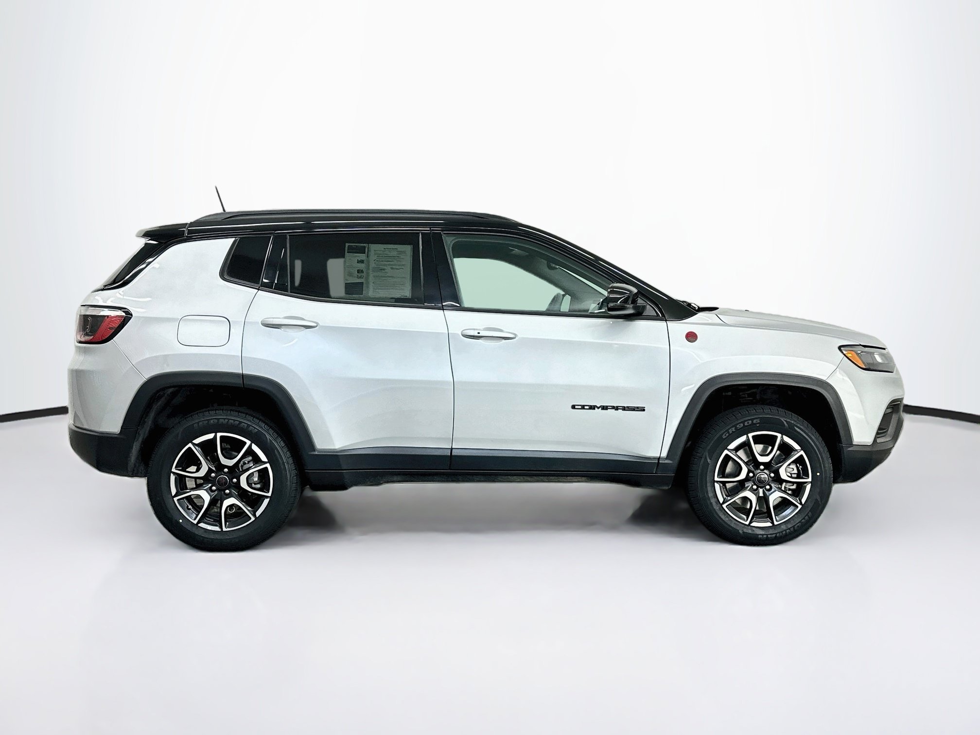 Used 2025 Jeep Compass Trailhawk AWD/4WD image 10