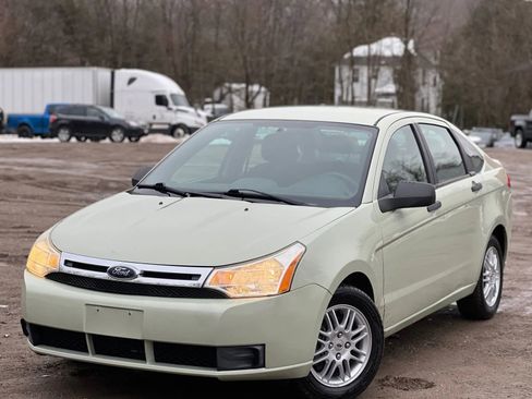 Used 2010 Ford Focus SE image 2