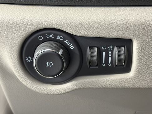 Used 2021 Chrysler Pacifica Touring-L image 23