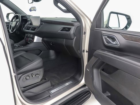 Used 2024 Chevrolet Suburban LT image 17