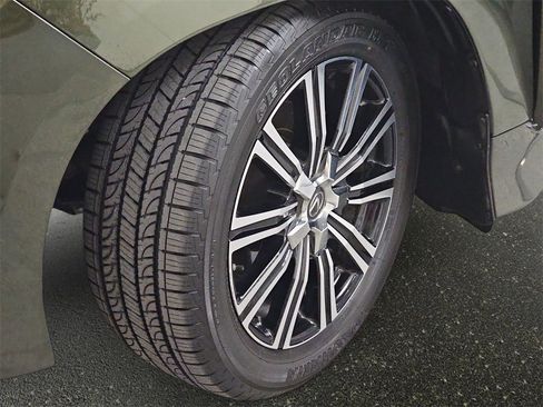 Used 2021 Lexus LX 570 4WD w/ Luxury Package image 36