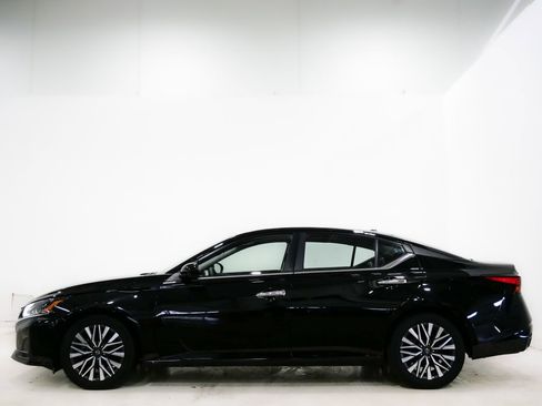 Used 2023 Nissan Altima 2.5 SV image 5