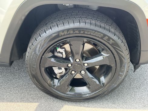 Used 2022 Jeep Grand Cherokee L Limited w/ Luxury Tech Group II image 16