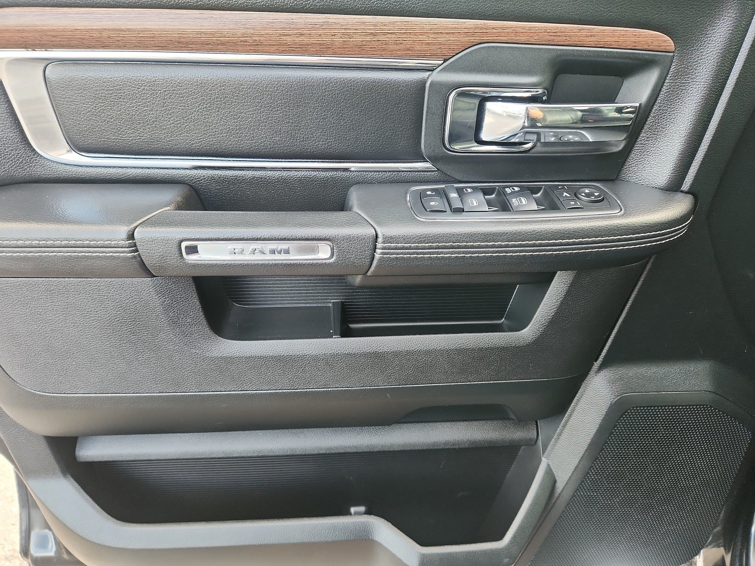 Used 2018 RAM 1500 Laramie w/ Protection Group AWD/4WD image 8