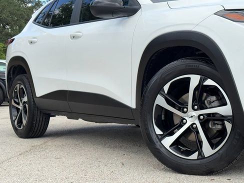 Used 2025 Chevrolet Trax RS FWD image 2