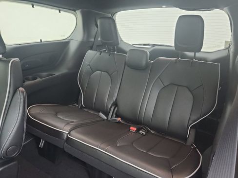 New 2027 Chrysler Pacifica Limited AWD/4WD image 31