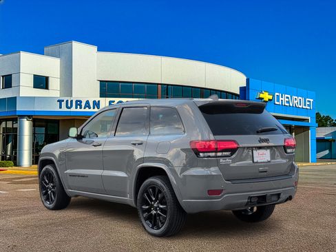 Used 2020 Jeep Grand Cherokee Altitude RWD image 3