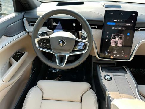 New 2025 Volvo EX90 Plus image 18