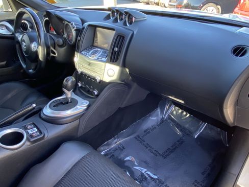 Used 2016 Nissan 370Z Touring image 10