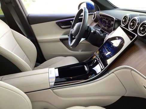 Used 2025 Mercedes-Benz GLC 300 4MATIC image 23