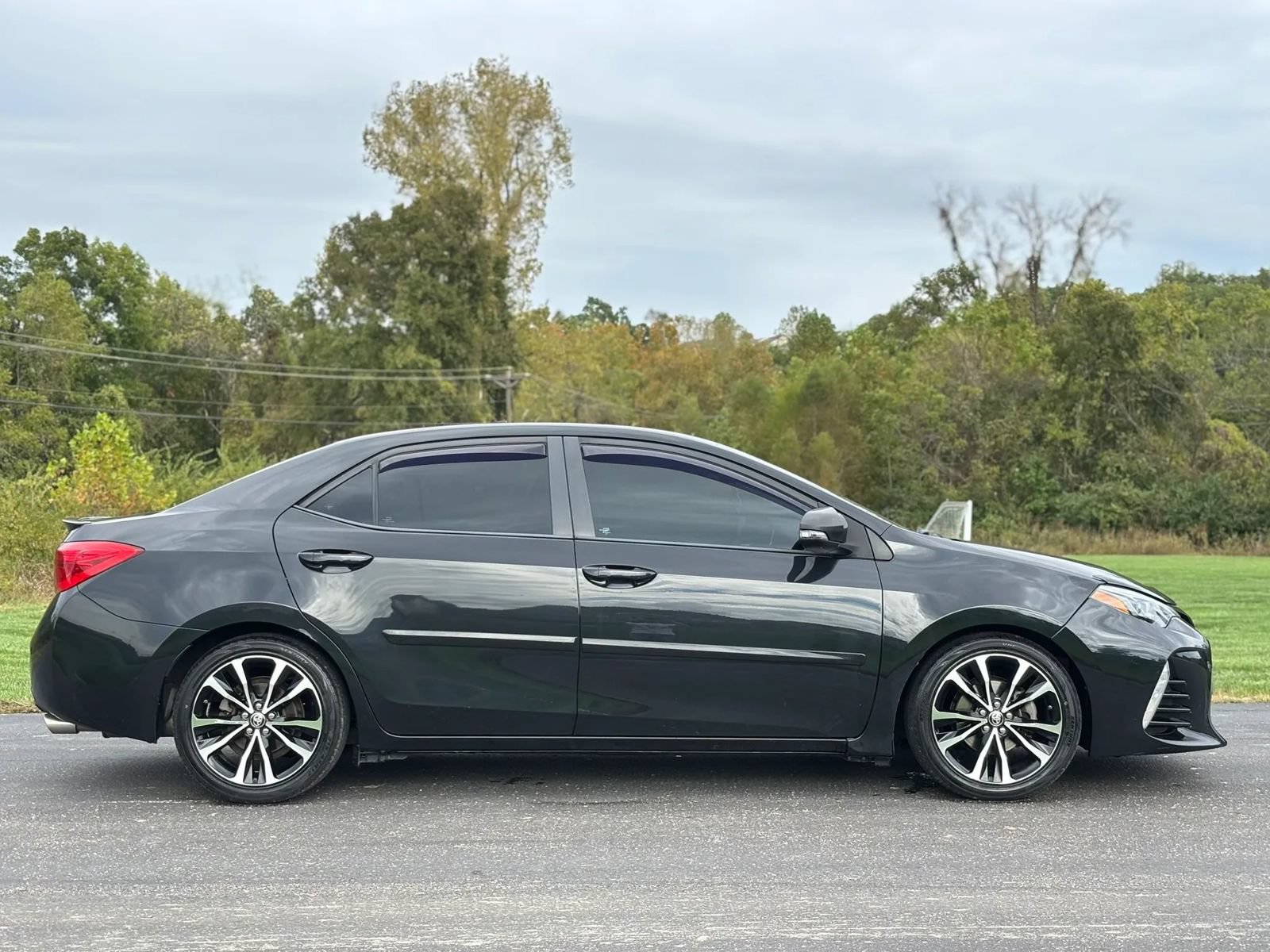 Used 2017 Toyota Corolla SE w/ Carpet Mat Package (TMS) FWD image 4