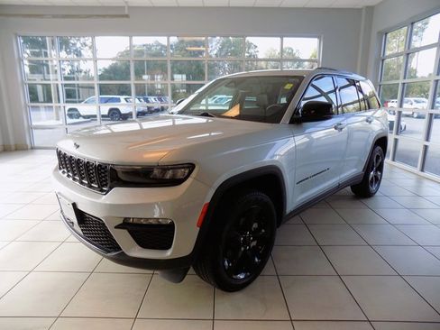 Certified 2023 Jeep Grand Cherokee Limited w/ Black Appearance Package image 3