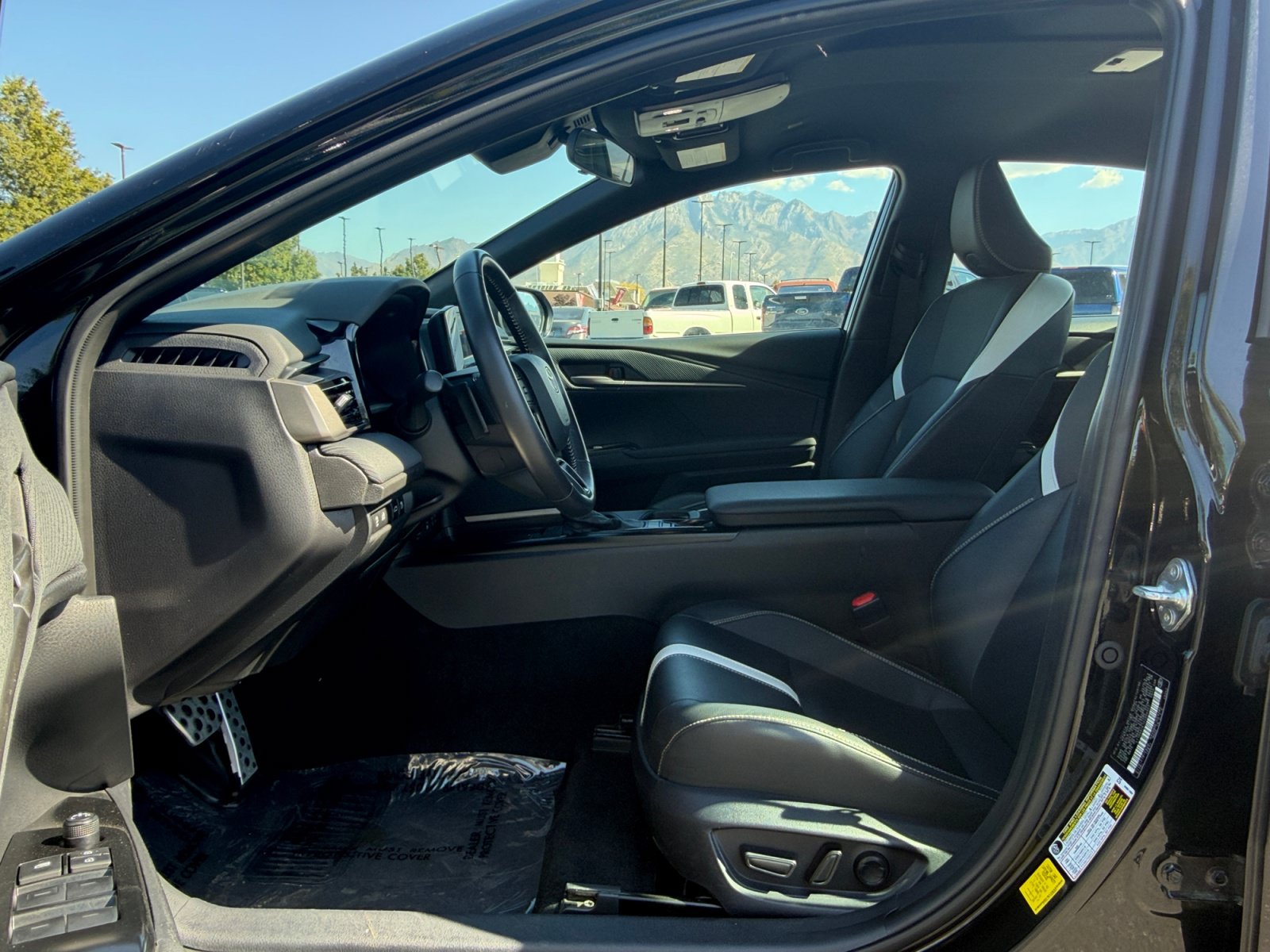 Used 2025 Toyota Camry SE FWD image 11