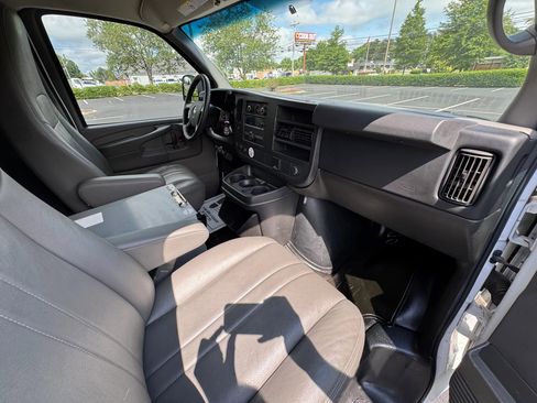 Used 2015 Chevrolet Express 3500 Extended image 17