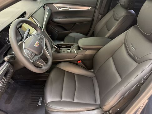 Used 2025 Cadillac XT5 Luxury w/ LPO, Floor Liner Package FWD image 5