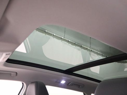 Certified 2025 Volkswagen Taos SE FWD image 20