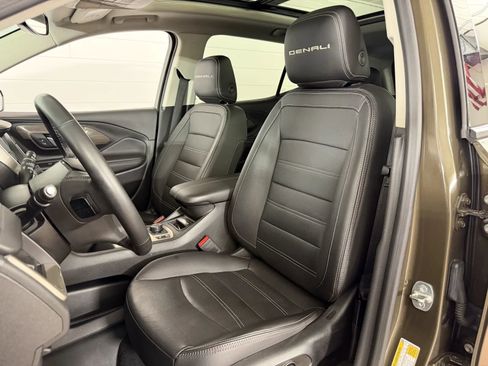 Used 2024 GMC Terrain Denali w/ Denali Premium Package AWD/4WD image 12