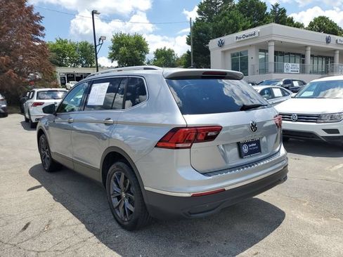 Used 2023 Volkswagen Tiguan SE w/ Panoramic Sunroof Package FWD image 6