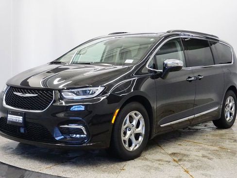 Used 2023 Chrysler Pacifica Limited image 1