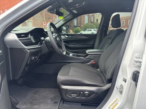 Used 2025 Jeep Grand Cherokee Laredo X w/ Luxury Tech Group I AWD/4WD image 11