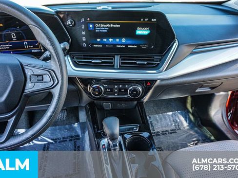 Used 2025 Chevrolet Trax LT FWD image 37