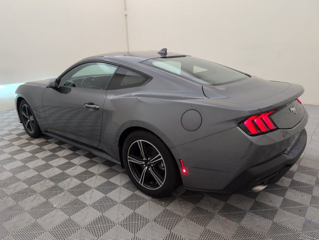 Used 2025 Ford Mustang Coupe RWD image 5