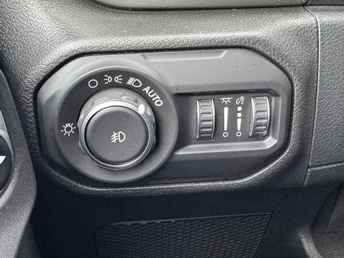 Used 2018 Jeep Wrangler Unlimited Sahara w/ Cold Weather Group AWD/4WD image 18