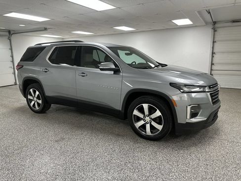 Used 2023 Chevrolet Traverse LT w/ LT Premium Package AWD/4WD image 2