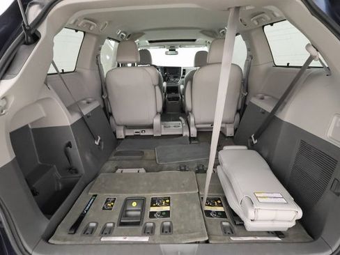 Used 2018 Toyota Sienna XLE w/ Carpet Mat Package image 20