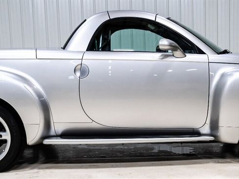 Used 2004 Chevrolet SSR w/ Preferred Equipment Group image 19