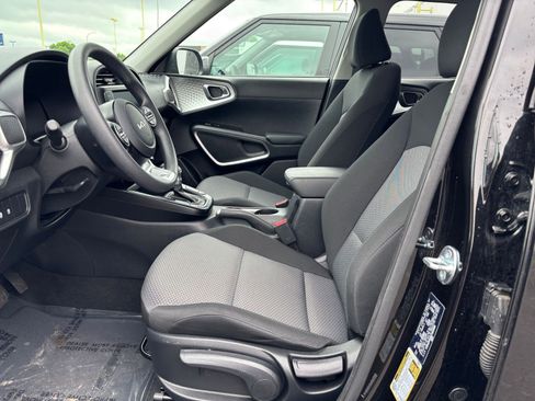 Used 2025 Kia Soul LX w/ LX Technology Package FWD image 24