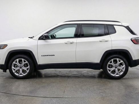 Used 2025 Jeep Compass Latitude AWD/4WD image 5