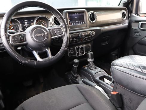 Used 2018 Jeep Wrangler Unlimited Sahara AWD/4WD image 4