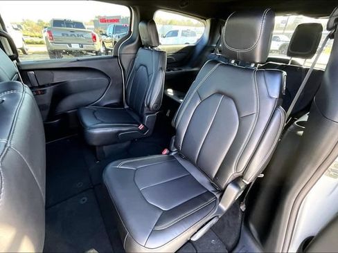New 2026 Chrysler Pacifica Select FWD image 15