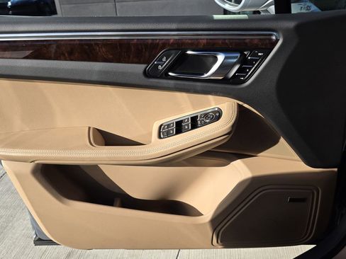Used 2025 Porsche Macan image 19